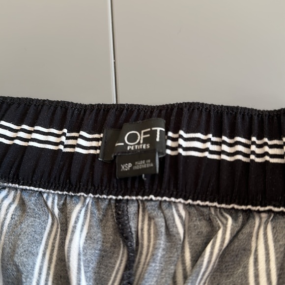 LOFT Pants & Jumpsuits Loft Size Xsp Ankle Length Pants Black And